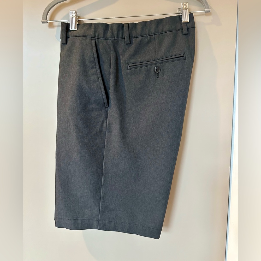 Greg Norman Men’s flat front black golf shorts, waist 34, 2 front 2 back pockets